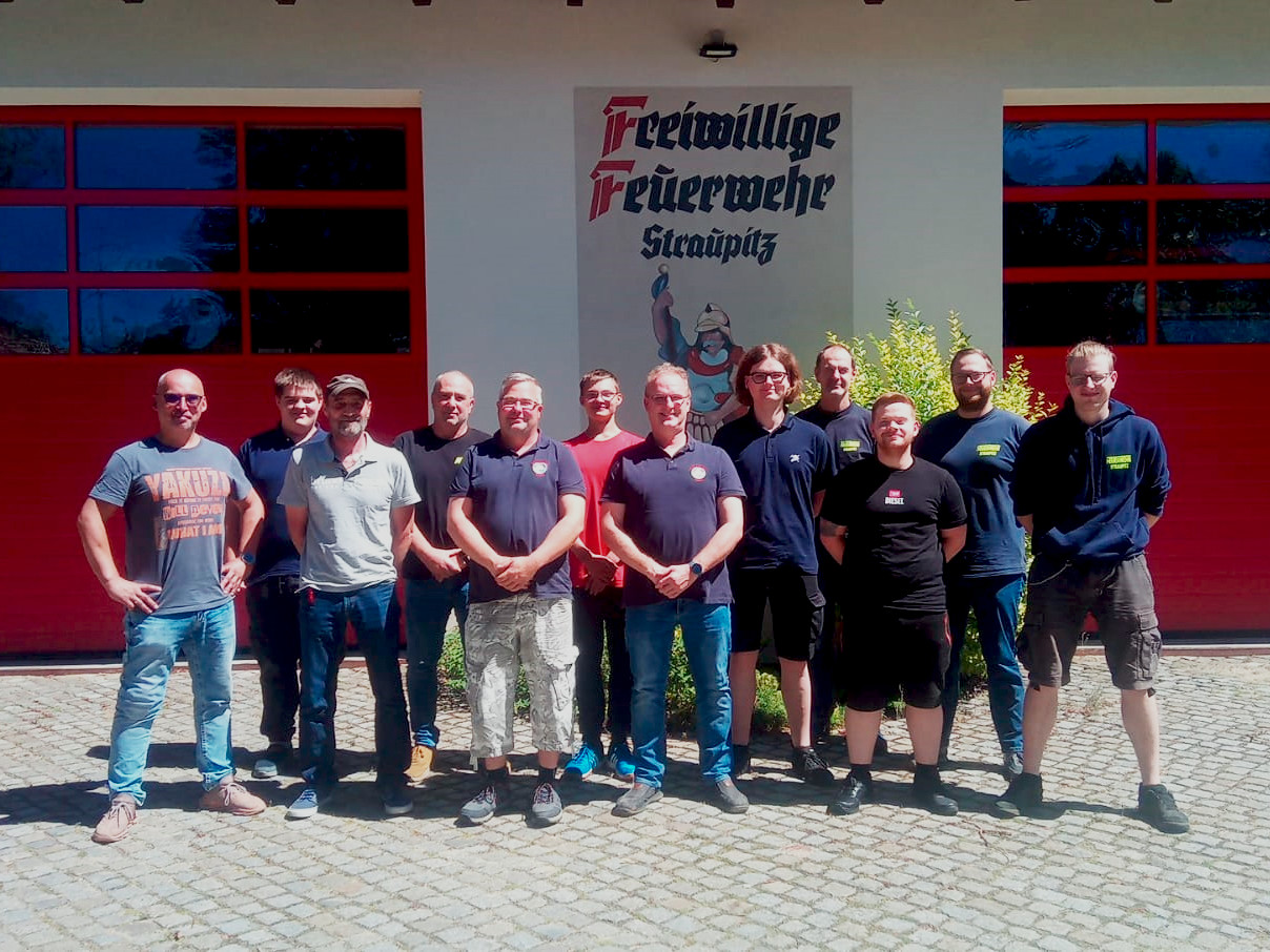 Gruppenfoto aller Teilnehmer mit dem Ausbilder Marcel Wrusch.